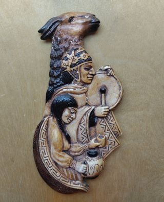 * Figura antigua en relieve de arte étnico