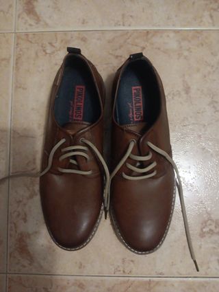 Zapato de cuero marrón