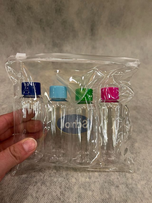 2 Set da 4 flaconi viaggio con borsello e imbutino