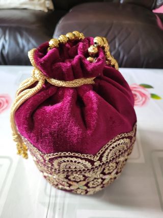 Bolso de mano morado con dorado