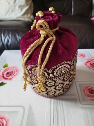 Bolso de mano morado con dorado