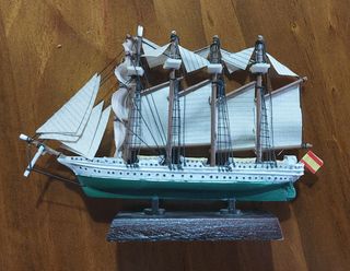 Maqueta de barco de madera