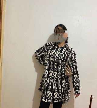 Camisa negra y blanca larga
