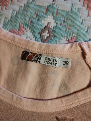 Camiseta sin mangas grabado hindú con flores negra