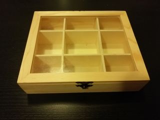 Caja organizadora de madera con compartimentos