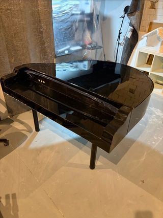 Alquiler 90€ más IVA carcasa de piano de cola.