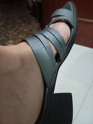 Sandalias planas grises