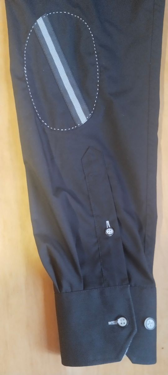 Camisa de color negro