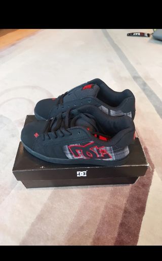 Zapatillas DC Shoes negras y rojas