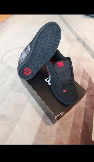 Zapatillas DC Shoes negras y rojas