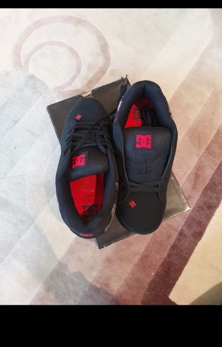 Zapatillas DC Shoes negras y rojas