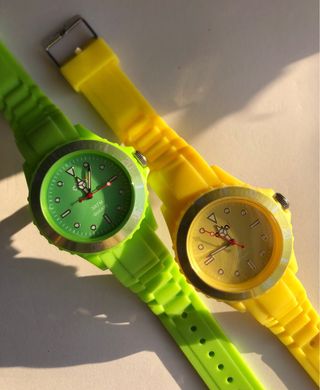 Relojes deportivos en colores amarillo y verde