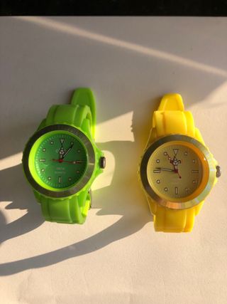 Relojes deportivos en colores amarillo y verde