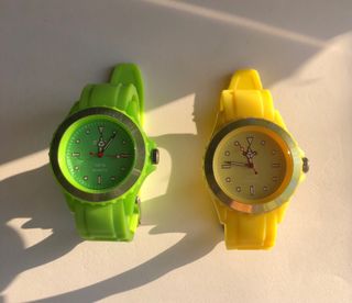 Relojes deportivos en colores amarillo y verde