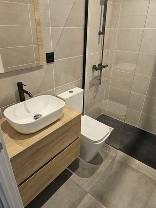 Baño reformado moderno