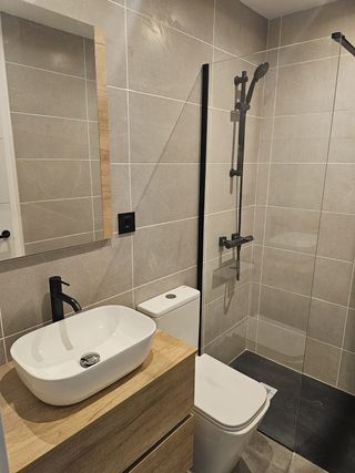 Baño reformado moderno