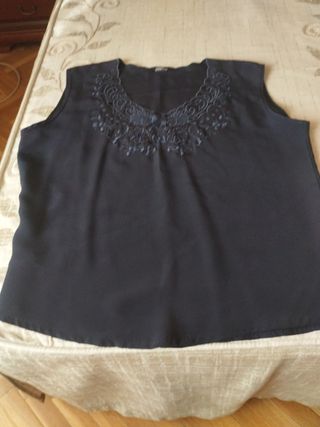 Blusa azul marino bordada