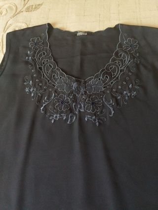 Blusa azul marino bordada