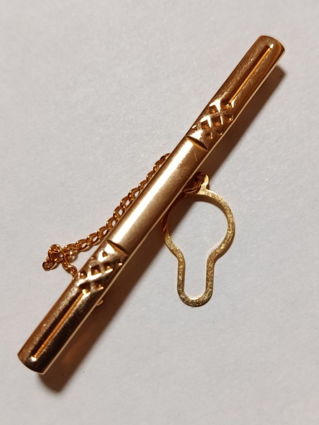 Sujeta corbatas dorado