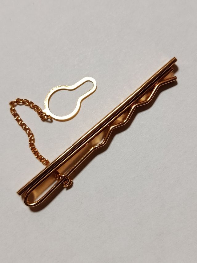 Sujeta corbatas dorado