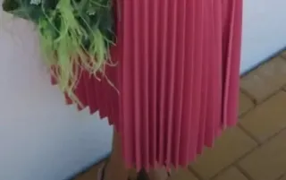 Vestido midi rosa plisado