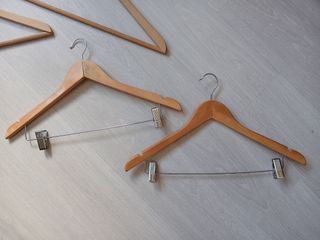 4 Perchas madera, se regalan 2 más con ganchos