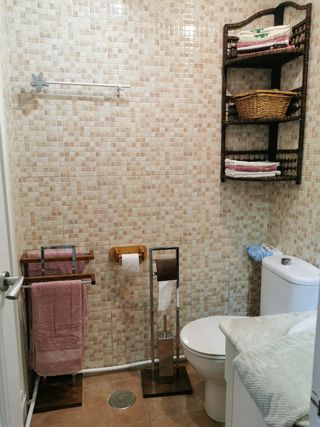 Toallero+escobillero baño - Inox+madera