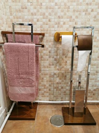 Toallero+escobillero baño - Inox+madera