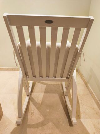 Mecedora blanca de madera