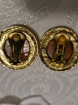 Pendientes clips Purificación García dorados.
