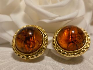 Pendientes clips Purificación García dorados.