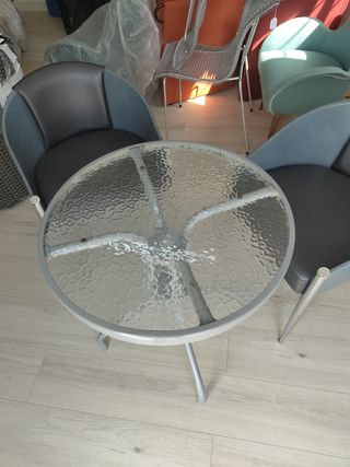 Mesa y 2 butacas grises vintage