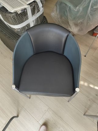 Mesa y 2 butacas grises vintage