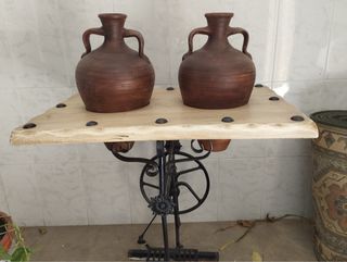 Mesa antigua con cántaros