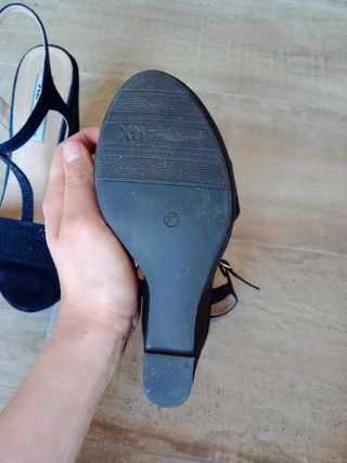 Zapatos cuña negros brillantes