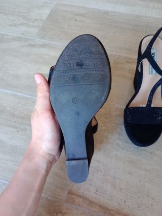 Zapatos cuña negros brillantes
