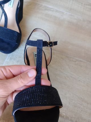 Zapatos cuña negros brillantes