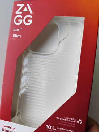 Funda iPhone 15 Pro ZAGG Luxe Slim en su caja