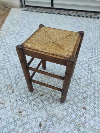 Taburete rustico de madera y mimbre