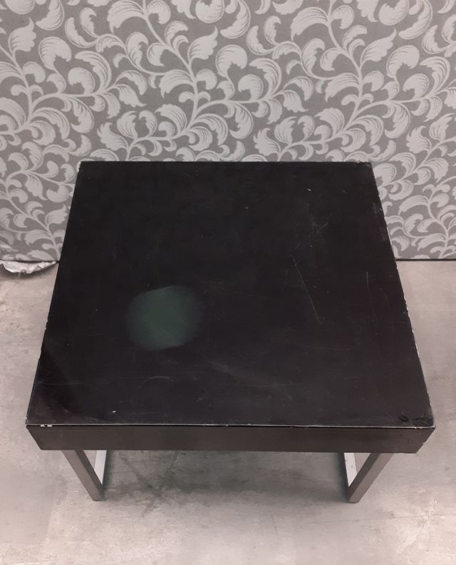 Mesa negra auxiliar metal y madera