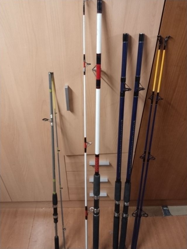 Se vende 2 cañas de pesca la gris y la otra blanca