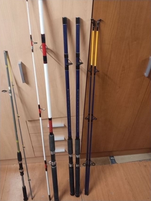 Se vende 2 cañas de pesca la gris y la otra blanca
