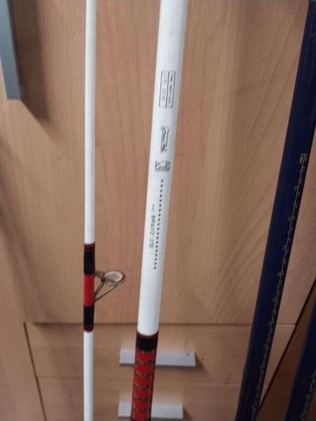 Se vende 2 cañas de pesca la gris y la otra blanca