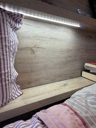 Litera abatible con escritorio y almacenaje.