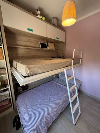 Litera abatible con escritorio y almacenaje.