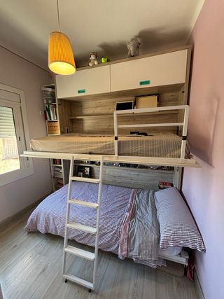 Litera abatible con escritorio y almacenaje.