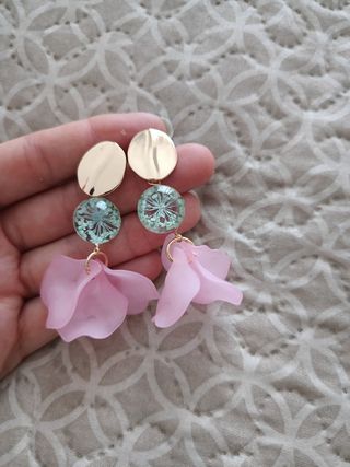 Pendientes dorados con flores rosa