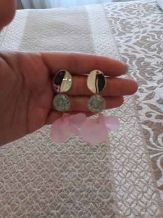 Pendientes dorados con flores rosa