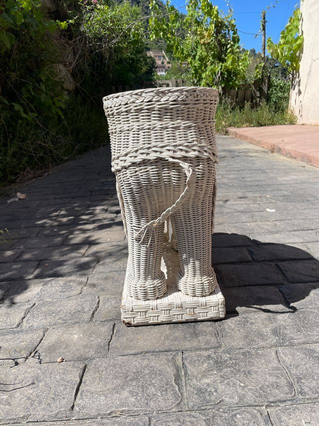 Elefante vintage de vime tecido lacado