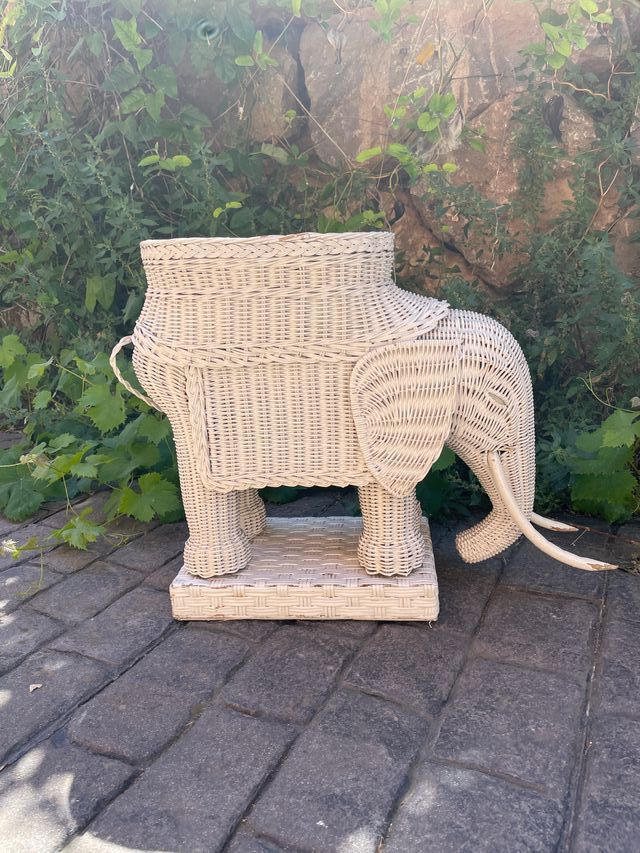 Elefante vintage de vime tecido lacado